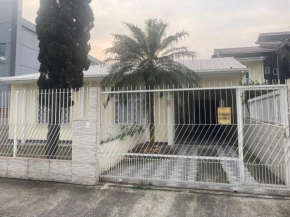 Quarto em casa ampla e confortável compartilhada